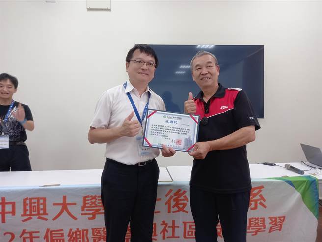 童综合医院医疗副院长吴肇鑫(左)颁发感谢状给家扶中心，由扶幼主委杨肃谦(右)代表接受。(图／金门家扶中心提供)