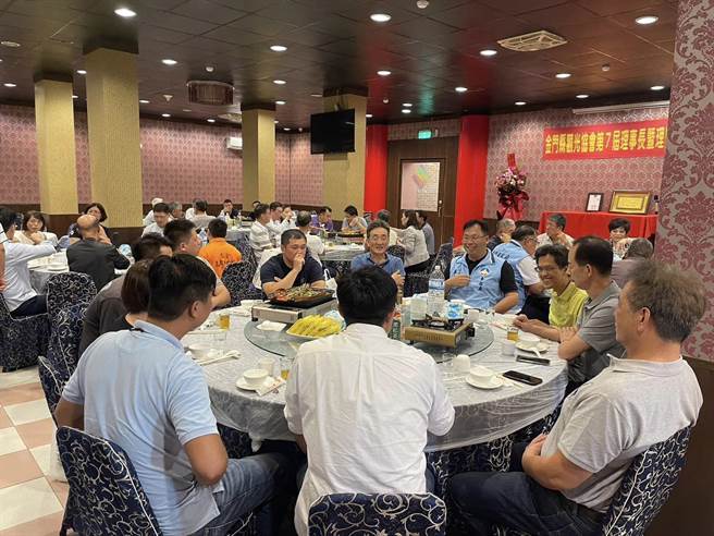 金门县观光协会昨日晚间于山水间餐厅举办「第七届理事长暨理监事就职」典礼，场面热络。(图／金门县观光协会提供)