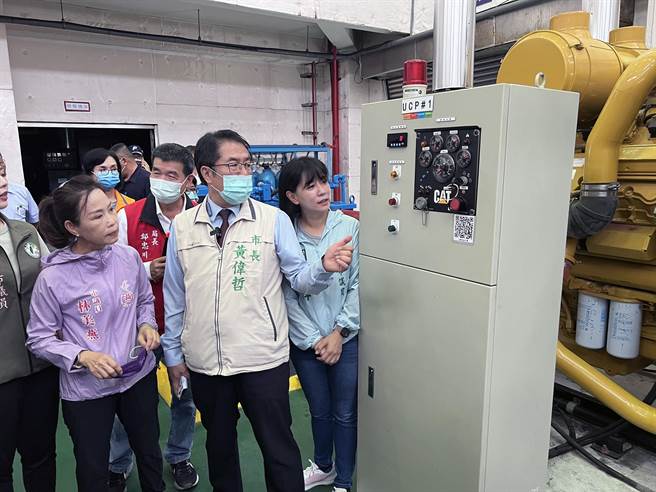杜蘇芮颱風逼近，台南市長黃偉哲視察南區灣裡抽水站，並啟動抽水機組進行測試。（洪榮志攝）