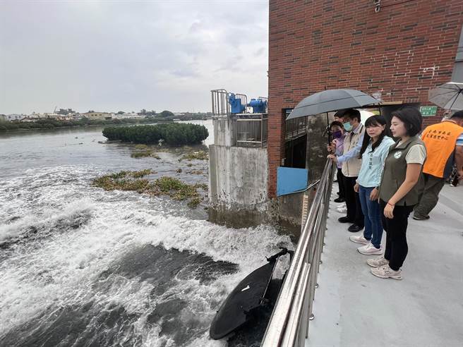 杜蘇芮颱風逼近，台南市長黃偉哲啟動南區灣裡抽水站抽水機組測試後，發現運轉正常，能夠順利將內水抽排到二仁溪。（洪榮志攝）