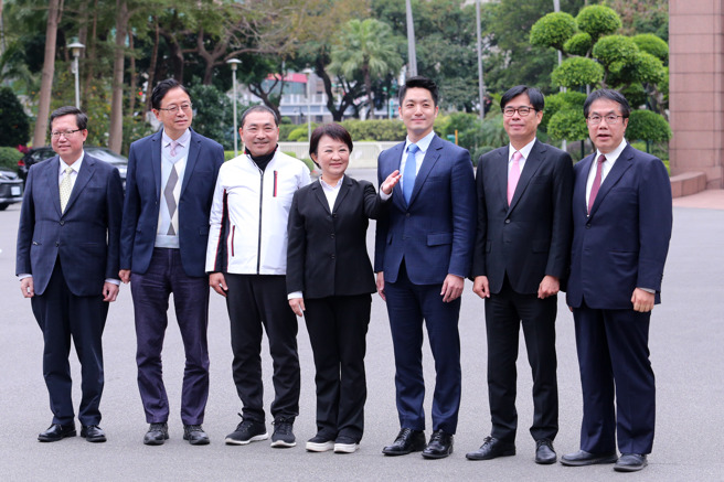 圖為六都市長，分別為台南市長黃偉哲（右起）、高雄市長陳其邁、台北市長蔣萬安、台中市長盧秀燕、新北市長侯友宜、桃園市長張善政。左一則為行政院副院長鄭文燦。（資料照,黃世麒攝）