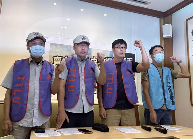 台湾劳动派遣产业工会顾问郑中睿（右二）26日上午率中油桃园炼油厂委外公务车驾驶徐荣德（左一）和林中平（左二），及台北市产业总工会副理事长王燕杰召开「中油桃炼委外劳工争特休，遭厂方、包商联手打压霸凌丢工作」。（黄婉婷摄）