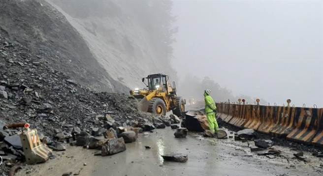 中横公路117.4K关原段出现大面积坍方落石，目前公路局抢修中，预计下午1时起封路。（新城警分局提供／王志伟花莲传真）