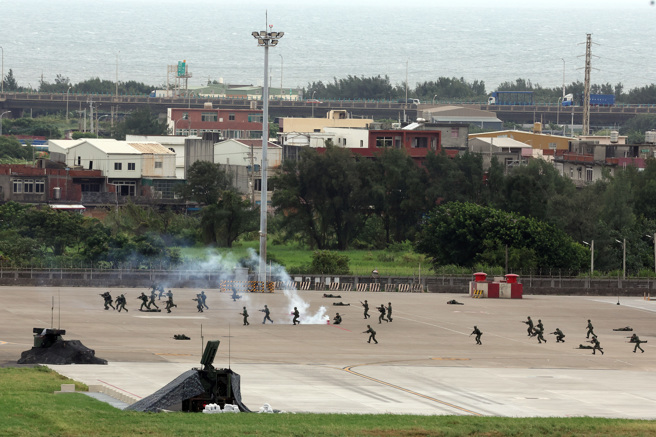 栗正傑認為，漢光演習太偏重北部，南部也有其軍事重要性。圖為7月26日，漢光演習桃園機場反空機降預演。（資料照片/陳麒全攝）