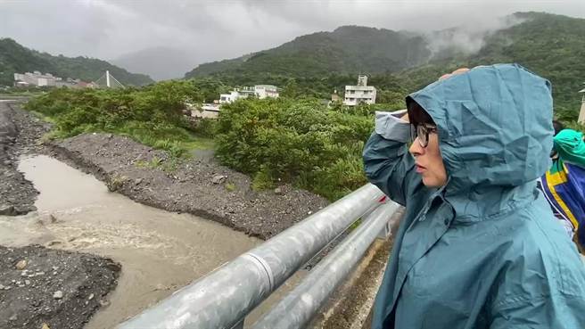 因应中度颱风杜苏芮来袭，台东县长饶庆铃今天早上现勘知本溪。（蔡旻妤摄）