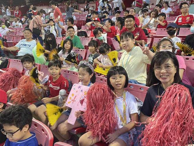 中和明穗教會課輔班的弱勢童在頂新和德文教基會的邀請下，首次踏入職棒球場觀賞味全龍和富邦悍將的精采對決，一圓他們的職棒初體驗。（頂新和德文教基金會提供／林良齊台北傳真）