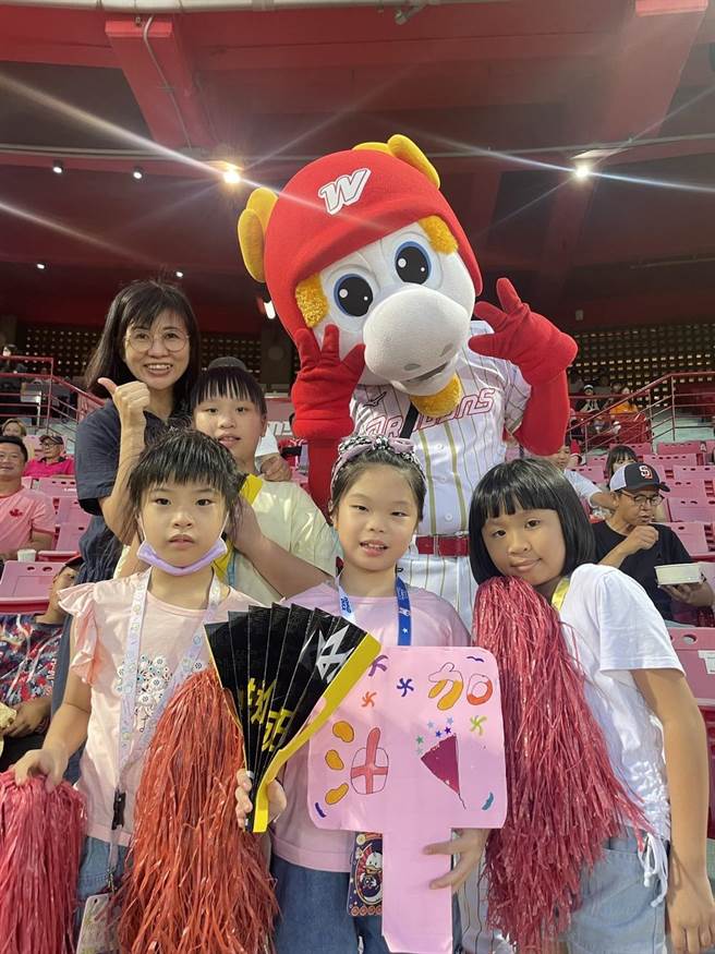 中和明穗教會課輔班的弱勢童在頂新和德文教基會的邀請下，首次踏入職棒球場觀賞味全龍和富邦悍將的精采對決，一圓他們的職棒初體驗。（頂新和德文教基金會提供／林良齊台北傳真）