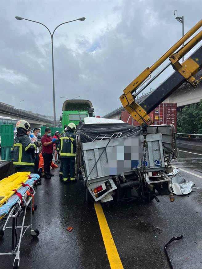 中山高速公路北上内湖路段，上午4车追撞车祸，小货车驾驶一度受困。（民眾提供）