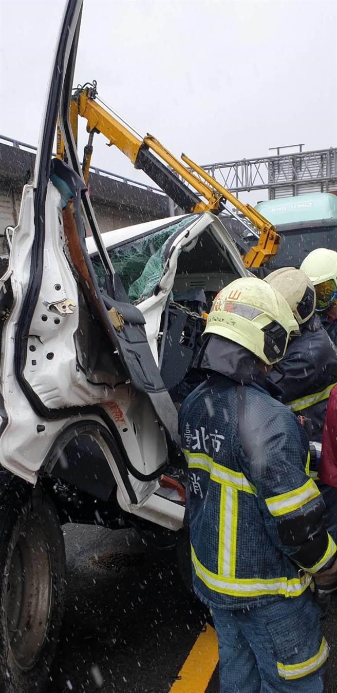 中山高速公路北上内湖路段，上午4车追撞车祸，小货车驾驶一度受困。（民眾提供）