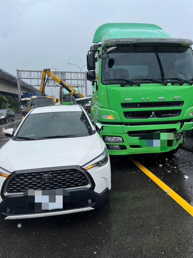 中山高速公路北上内湖路段，上午4车追撞车祸，小货车驾驶一度受困。（民眾提供）