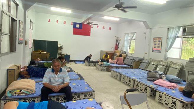 花莲玉里镇东丰里坪顶部落18位居民，自主性避难撤离自当地活动中心，届时将由镇公所协助处理其食、宿。（玉里镇公所提供／罗亦晽花莲传真）