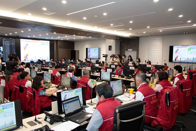 台中市长卢秀燕26日上午主持二级灾害应变中心会议，听取各单位整备报告。（冯惠宜摄）