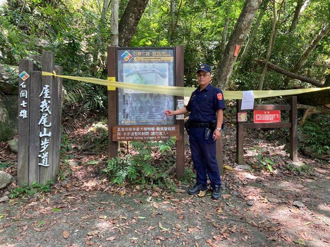 台中市和平警分局昨前往公告警戒區域谷關七雄等多處登山口拉起封鎖線。（和平警分局提供／陳淑娥台中傳真）
