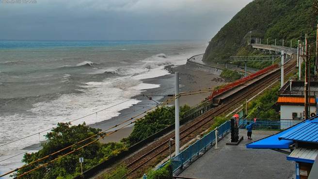 蓝衣小男童趁着雨势停歇，在多良火车站月台转圈圈、吹泡泡，玩耍模样被即时影像系统全都录。（翻摄照片／萧嘉蕙台东传真）