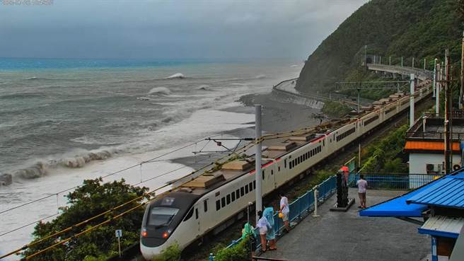 中颱杜苏芮步步逼近，台东南迴地区风雨渐增，全台最美的「多良火车站」依然可见零星游客抢拍火车穿越山脉。（翻摄照片／萧嘉蕙台东传真）