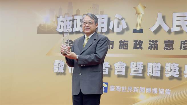 連江縣政府秘書長張龍德代表縣長王忠銘領獎。（呂健豪攝）
