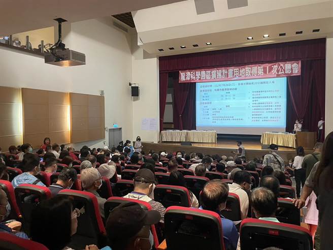 龙科3期扩建办公听会，大部分居民反对家园被徵收。(吕筱蝉摄)