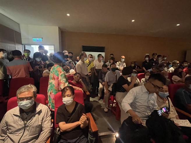 龙科3期扩建办公听会，大部分居民反对家园被徵收。(吕筱蝉摄)