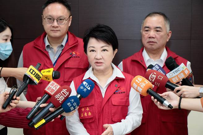 台中市长卢秀燕26日上午主持二级灾害应变中心会议，听取各单位整备报告。（冯惠宜摄）