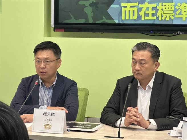 隸屬立法院外交及國防委員會的民進黨立委王定宇（右）、趙天麟（左）上午舉行「真實的保護力 VS. 虛偽的安全感」記者會。（黃婉婷攝）