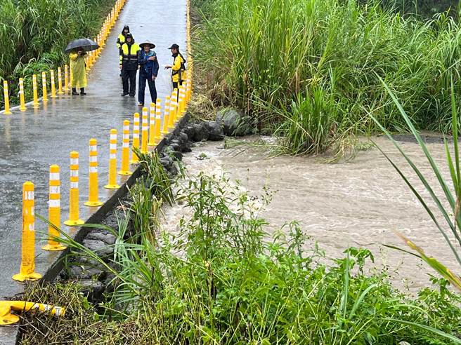 玉里鎮竹林便橋將近暴漲水位，已封閉。（玉里鎮公所提供／王志偉花蓮傳真）