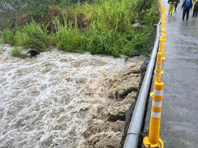 玉里鎮竹林便橋將近暴漲水位，已封閉。（玉里鎮公所提供／王志偉花蓮傳真）