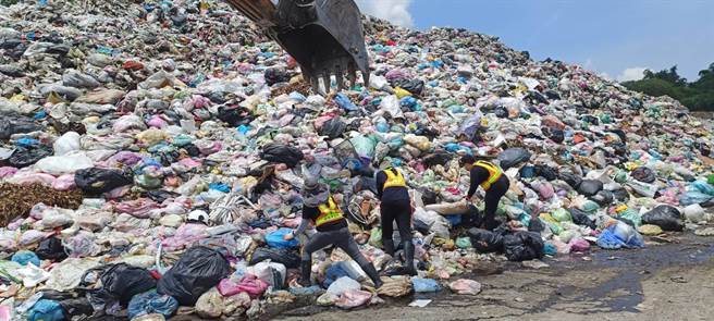 粗心男子将价值30万元的结婚钻戒等饰品当垃圾丢，事后发现求助清洁队，队员顶着烈日、忍着恶臭费时5小时寻回。（南投市公所提供／杨静茹南投传真）