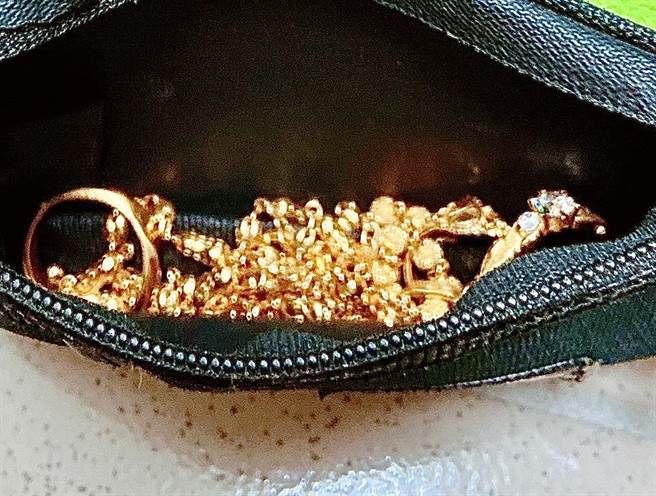 男子将赠送给妻子价值30万元的结婚钻戒、金饰等放在黑色包包并藏在衣物中，却被他当垃圾丢弃。（南投市公所提供／杨静茹南投传真）