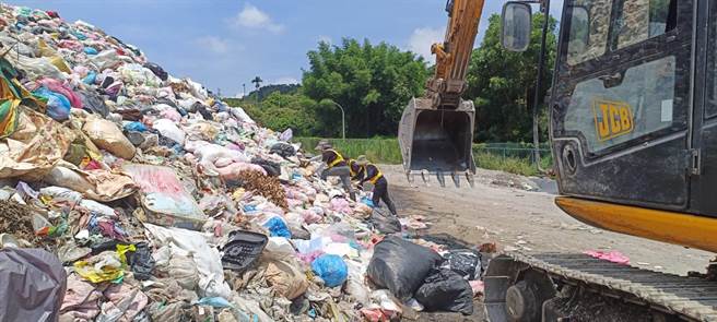 南投市清洁队得知男子误将结婚钻戒等饰品当垃圾丢弃惨况，缩小搜寻范围，展开寻回遗失物大战。（南投市公所提供／杨静茹南投传真）