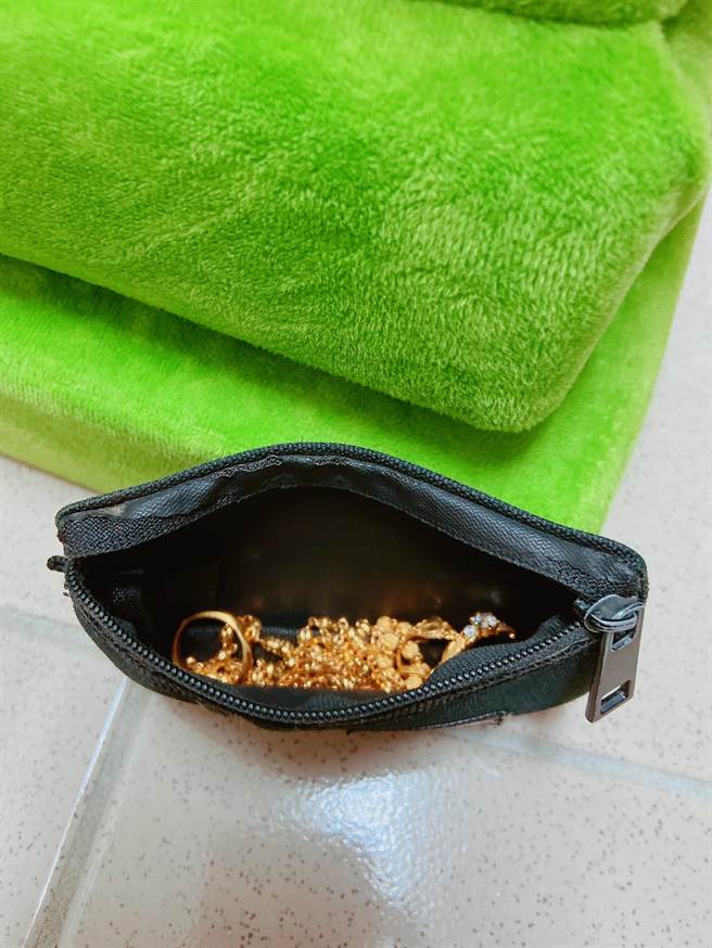 男子将价值30万元的结婚钻戒、金饰等误当垃圾丢弃，在4万公吨垃圾山中翻找5小时幸运寻回。（南投市公所提供／杨静茹南投传真）