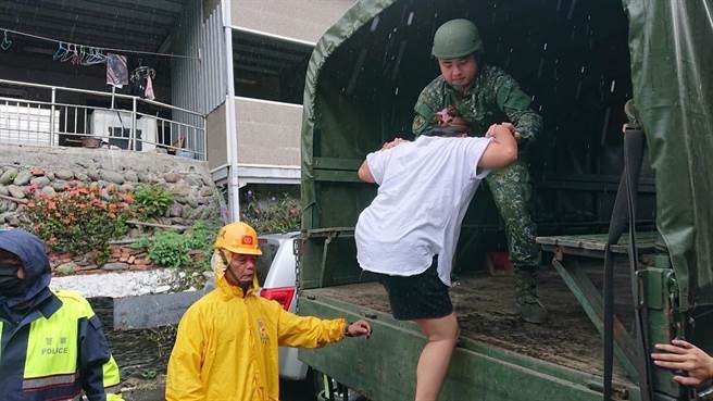 国军第四作战区配合地方防救灾任务需要，陆续派遣官兵前往高雄市六龟、衫林及茂林等地区，协助地方政府实施预防性撤离工作。(军方提供／林雅惠高雄传真)