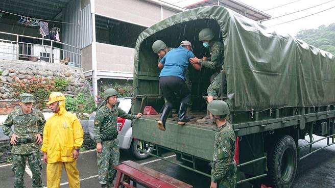 国军第四作战区配合地方防救灾任务需要，陆续派遣官兵前往高雄市六龟、衫林及茂林等地区，协助地方政府实施预防性撤离工作。(军方提供／林雅惠高雄传真)
