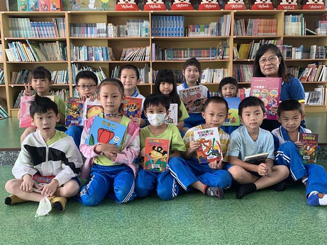 彰化县明礼国小校长邱钰清荣获师铎奖。（彰县府提供／孙英哲彰化传真）