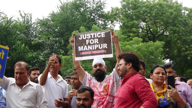 印度小老百姓党（AAP）今天联合曼尼普尔省（Manipur）移民发动示威，谴责游街事件，并要求中央政府解决当地种族衝突，恢復治安与秩序。(图/中央社)