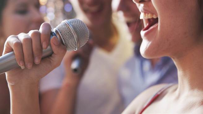 有網友表示，颱風假確定後KTV包廂隨即被訂光。（示意圖／達志影像）