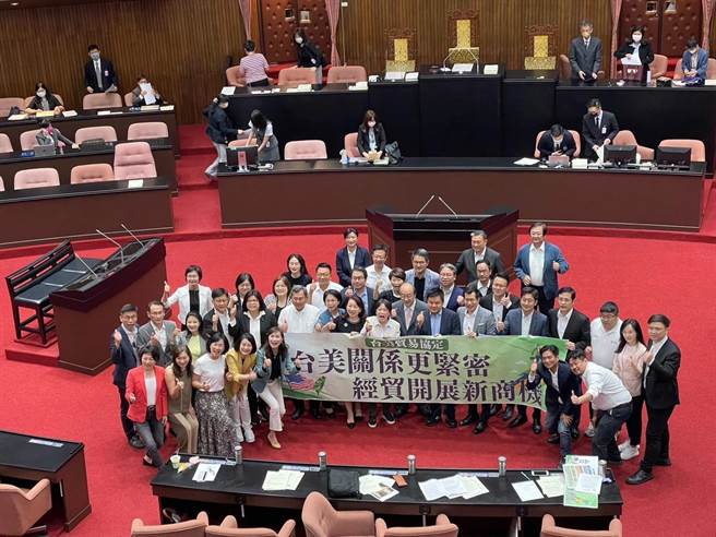 民進黨立院黨團總召柯建銘表示，這是1979年以來，台灣與美國間，最大也最完整的貿易協定，也象徵著台灣的經貿規範，已經符合國際化標準的重要里程碑。（柯建銘辦公室提供／游念育台北傳真）
