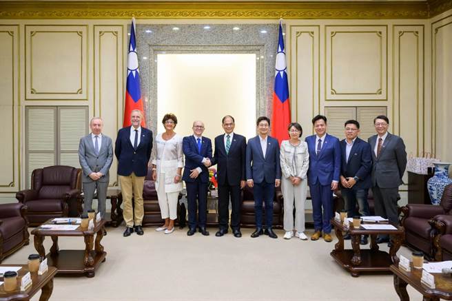 立法院長游錫堃今在立法院接見法國參議院外交暨國防委員會副主席葛托蘭。（立法院提供／游念育台北傳真）