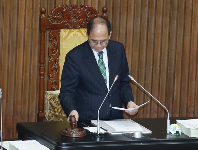 在院長游錫堃敲槌後，立法院26日臨時會通過「台美21世紀貿易倡議」首批協定。（姚志平攝）