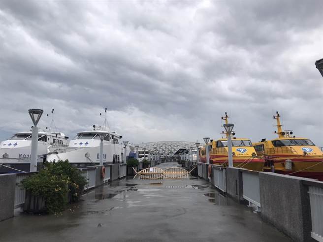 中颱杜苏芮来势汹汹，东港大鹏湾首次停满13艘客船还并排。（谢佳潾摄）
