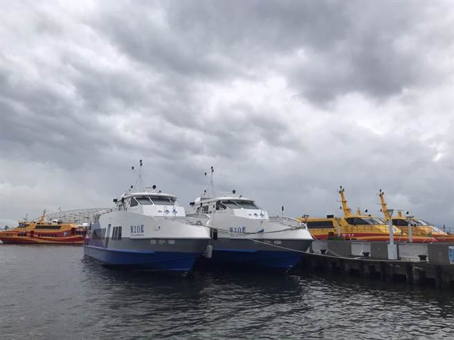 中颱杜苏芮来势汹汹，东港大鹏湾首次停满13艘客船还并排。（谢佳潾摄）