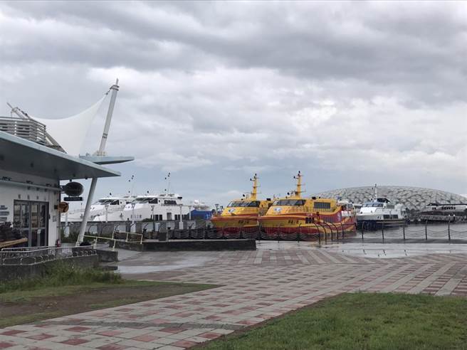 中颱杜苏芮来势汹汹，东港大鹏湾首次停满13艘客船还并排。（谢佳潾摄）