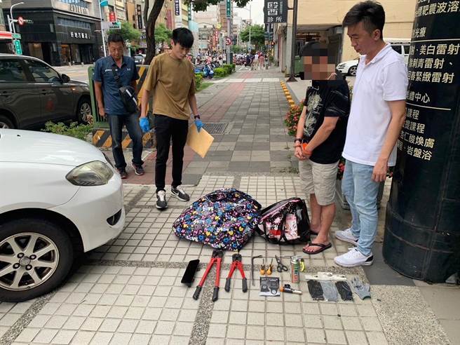 佳里警方日前在高雄将张嫌（右二）逮捕到案，并依窃盗罪嫌移送。（读者提供／张毓翎台南传真）