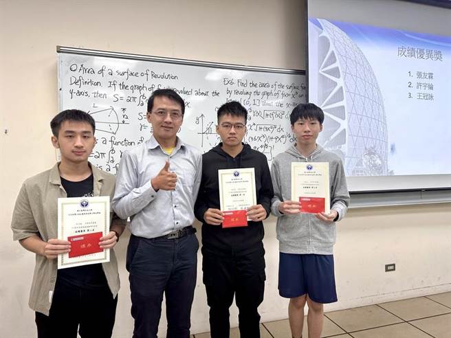 台科大应科所周宏隆助理教授(左二)，将数理基础概念特别加强，并大幅增加学生练习的机会。台科大不分系大一张友霖同学(右二)，不仅获得夏令营成绩第一名，也获得进步奖，对大一的基础课程也比较不害怕了。(台科大提供／李侑珊台北传真)