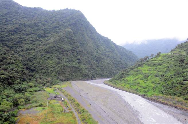 台24線27.4至38k德文路口至神山路段可能有致災之虞，因此三工處潮州工務段不排除於26日晚上8時起實施預警性封閉。(林和生攝)