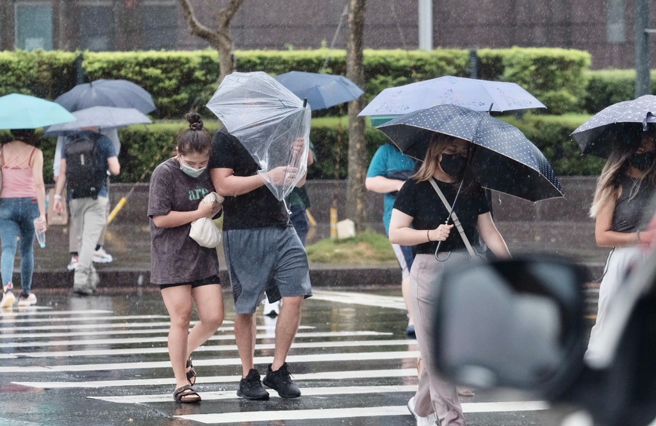 台东县及花莲县24小时累积雨量预测达颱风假标准；宜兰山区、高雄山区及屏东山区雨量也达标。（本报资料照片）