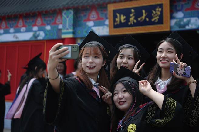 大陆暑假研学游正夯，却传出被利用商机，收取每人收费逾万人民币进入北京大学校园的乱象。（示意图／中新社）