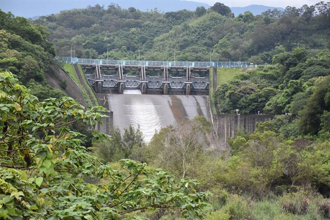 為應杜蘇芮颱風襲台，苗栗縣明德水庫連續3天實施調節性放水。（謝明俊攝）