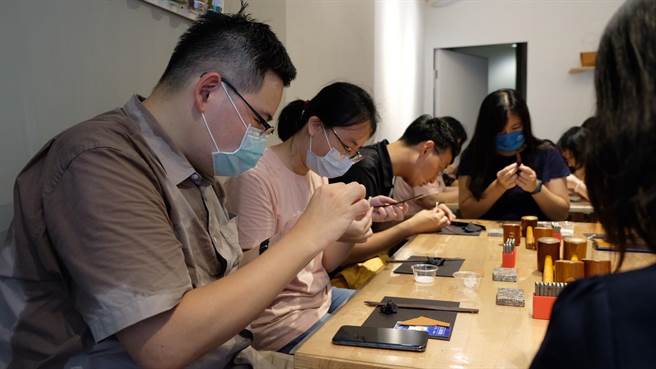 北市邀民眾於8月12日、8月26日、9月3日及9月16日走進士林商圈、萬華城區及民生社區周邊的友善店家。圖為中山小旅行。（北市商業處提供）