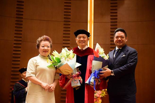 普瑜投资董事长谢炎盛（中）获颁中原大学工学名誉博士。（中原大学提供／吕筱蝉桃园传真）