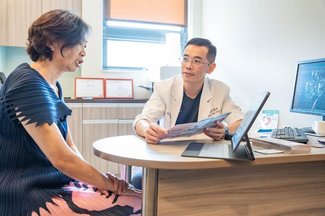 吳政誼醫師向患者問診，並提供最佳照護方案建議。（嘉基提供／廖素慧嘉市傳真）
